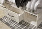 Cama Cambeck tamaño King con cabecero y cuatro cajones, tocador con espejo, cómoda y mesita de noche.