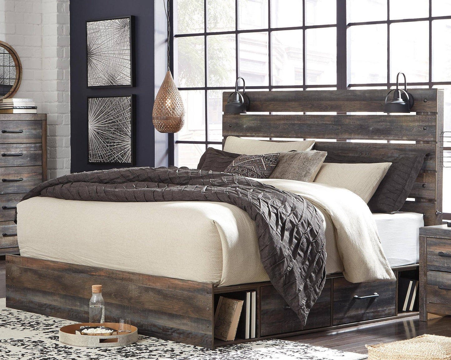 Cama Drystan tamaño King con dos cajones, tocador con espejo, cómoda y mesita de noche.