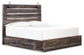 Cama Drystan tamaño King con dos cajones, tocador con espejo, cómoda y mesita de noche.