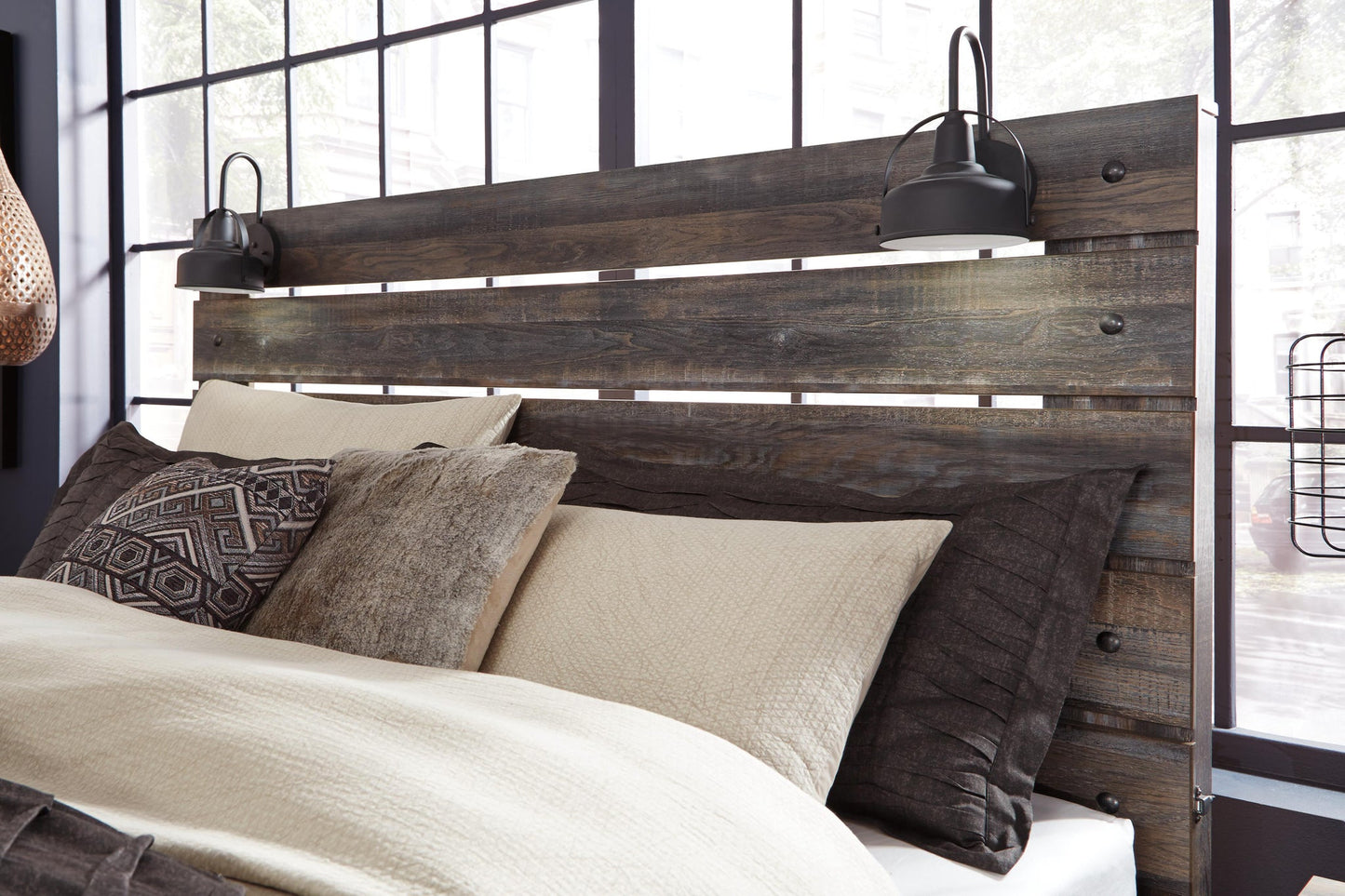 Cama Drystan tamaño King con dos cajones, tocador con espejo, cómoda y mesita de noche.