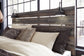 Cama Drystan tamaño King con dos cajones, tocador con espejo, cómoda y mesita de noche.
