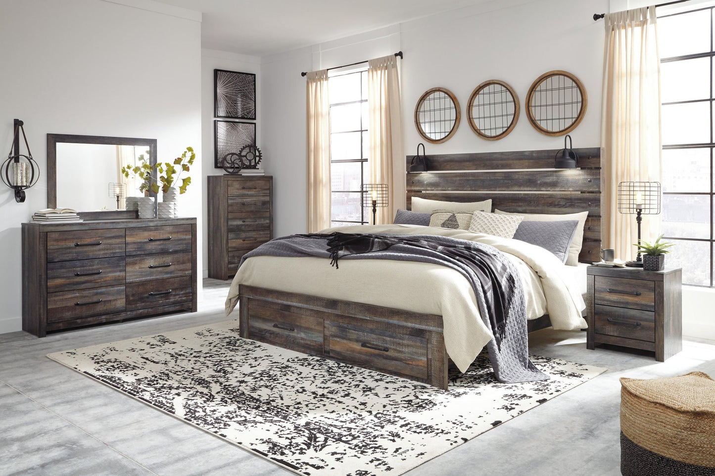 Cama Drystan tamaño King con cabecero y almacenaje, tocador con espejo, cómoda y mesita de noche.