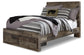 Cama Derekson de tamaño completo con dos cajones, tocador con espejo, cómoda y mesita de noche.