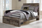 Cama Derekson de tamaño completo con dos cajones, tocador con espejo, cómoda y mesita de noche.