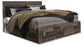 Cama Derekson tamaño King con cabecero y cuatro cajones, tocador con espejo, cómoda y mesita de noche.