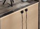Cama Derekson tamaño King con cabecero y cuatro cajones, tocador con espejo, cómoda y mesita de noche.