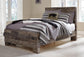 Cama Derekson de tamaño completo con tocador con espejo, cómoda y mesita de noche