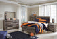 Cama Derekson de tamaño completo con tocador con espejo, cómoda y mesita de noche