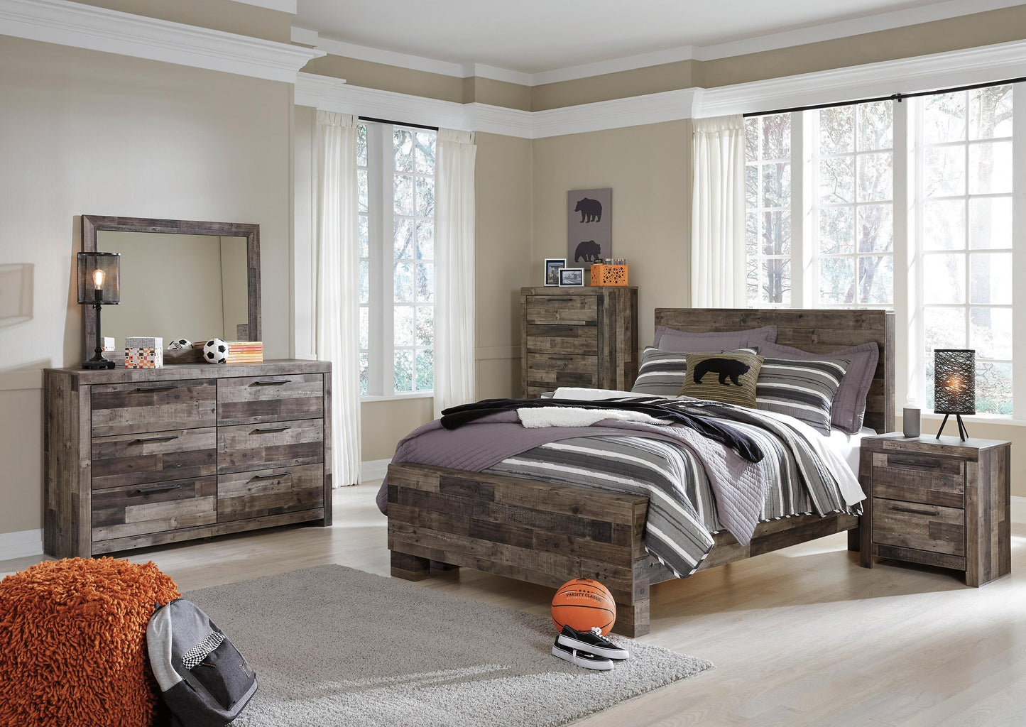Cama Derekson de tamaño completo con tocador con espejo, cómoda y mesita de noche