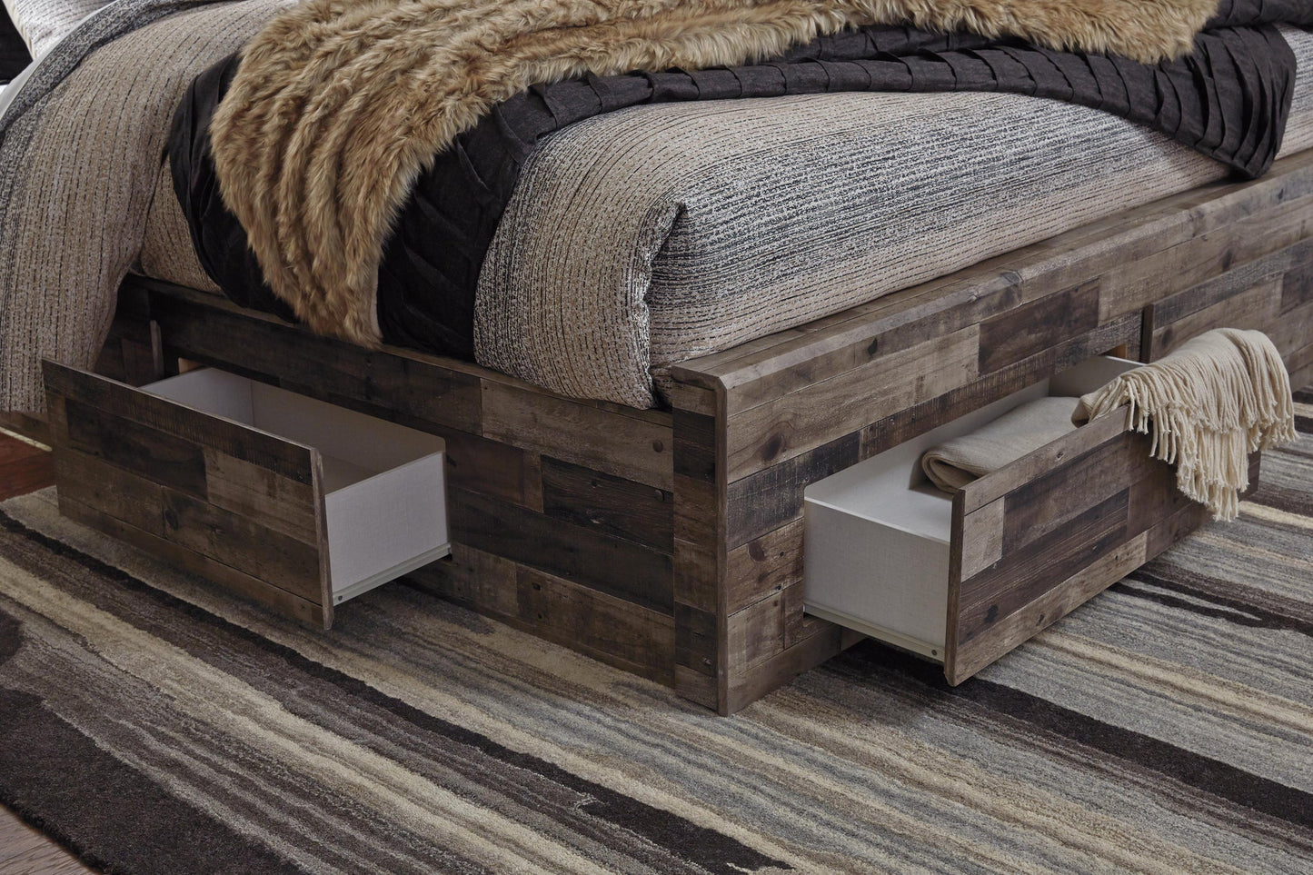 Cama Derekson tamaño Queen con cabecero y 6 cajones, tocador con espejo, cómoda y mesita de noche.