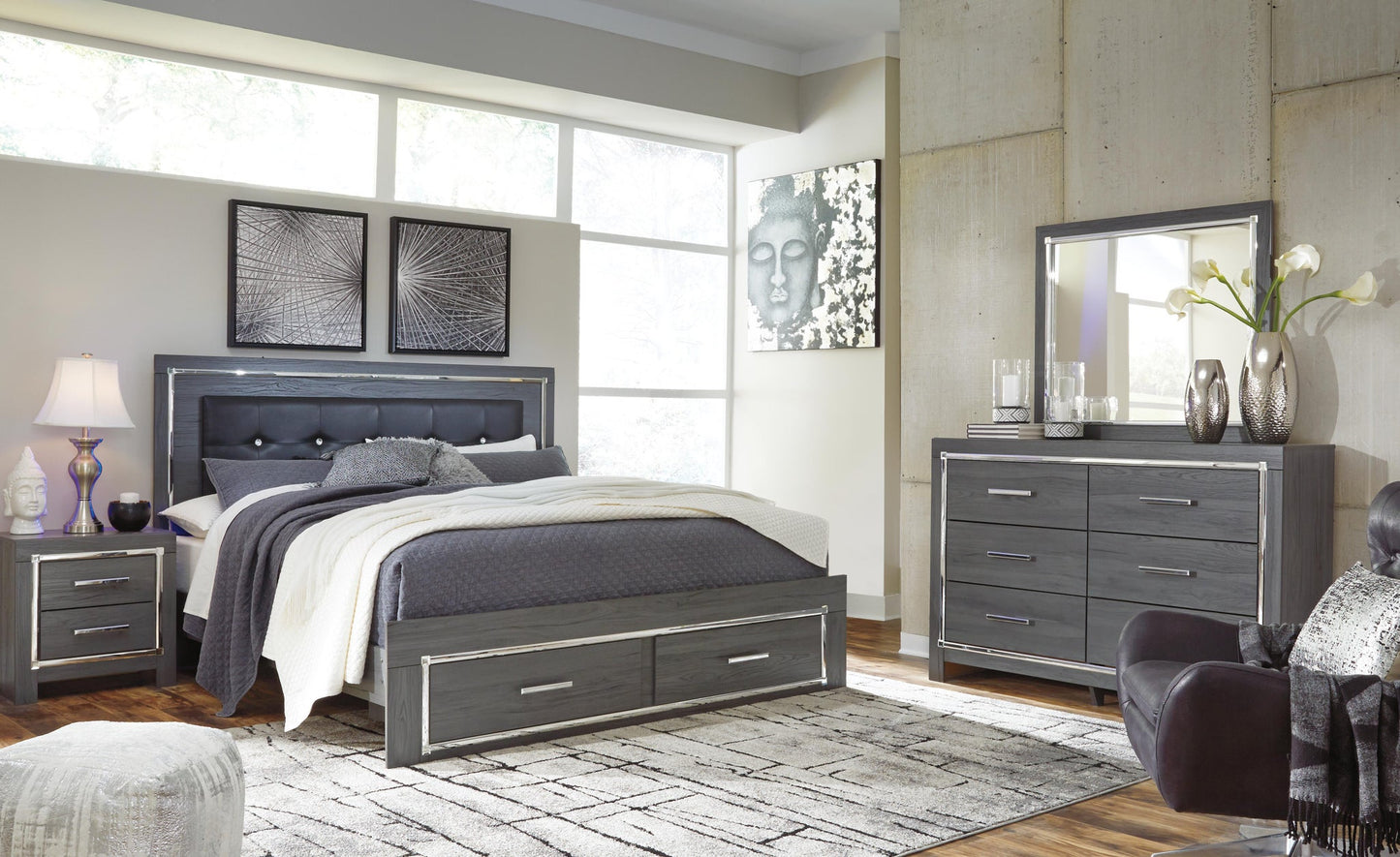 Cama Lodanna tamaño King con dos cajones, tocador con espejo, cómoda y mesita de noche.