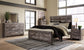 Cama Wynnlow King Crossbuck con cabecero y tocador con espejo