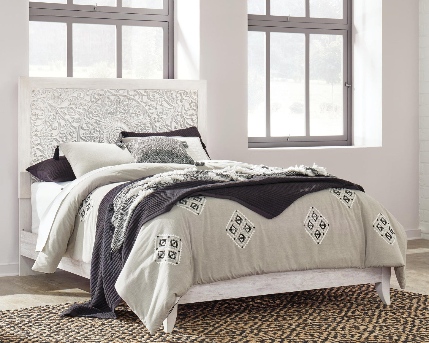 Cama Paxberry tamaño Queen con cabecero y tocador con espejo