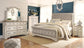 Cama Realyn California King estilo trineo con tocador con espejo, cómoda y mesita de noche