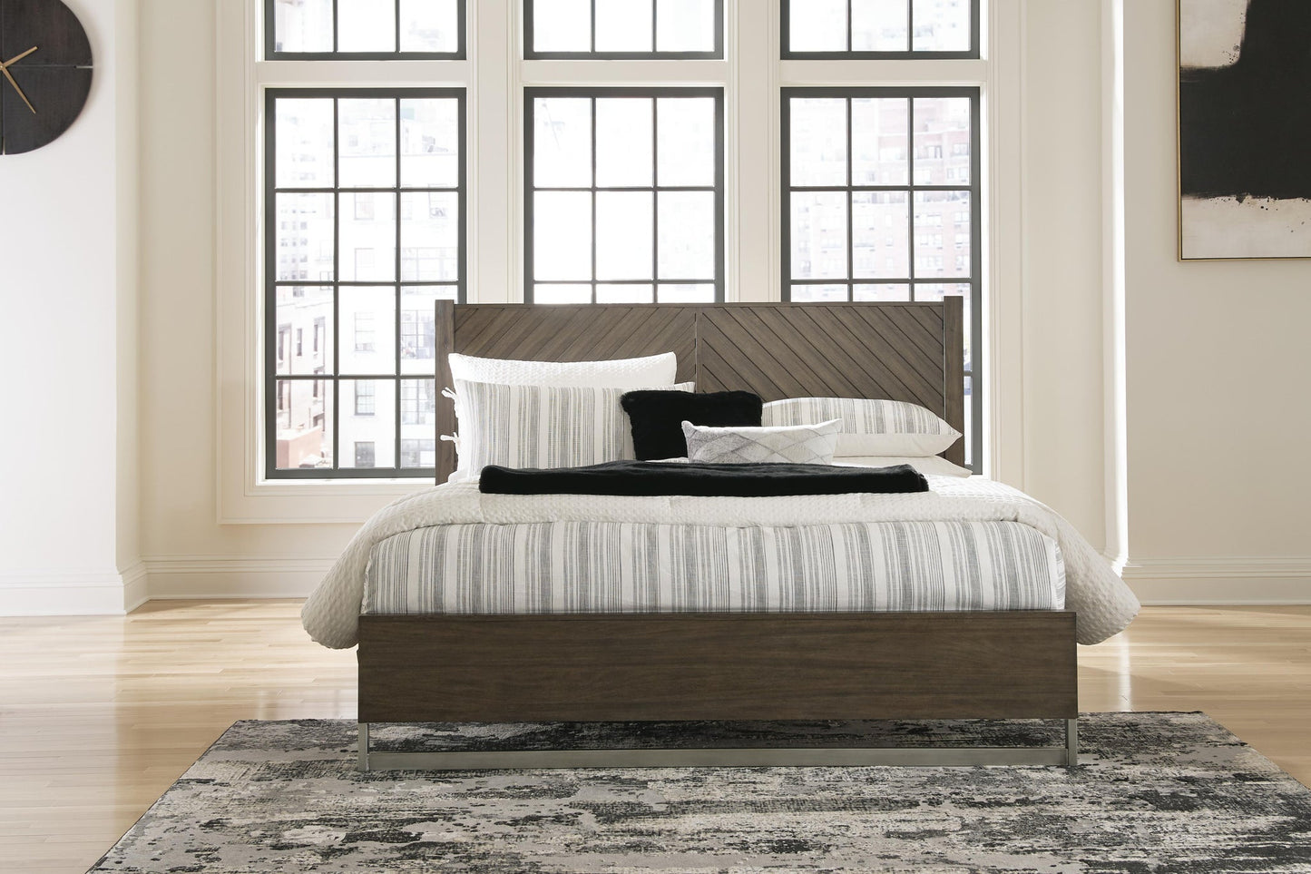 Cama Arkenton King con cabecero y tocador con espejo