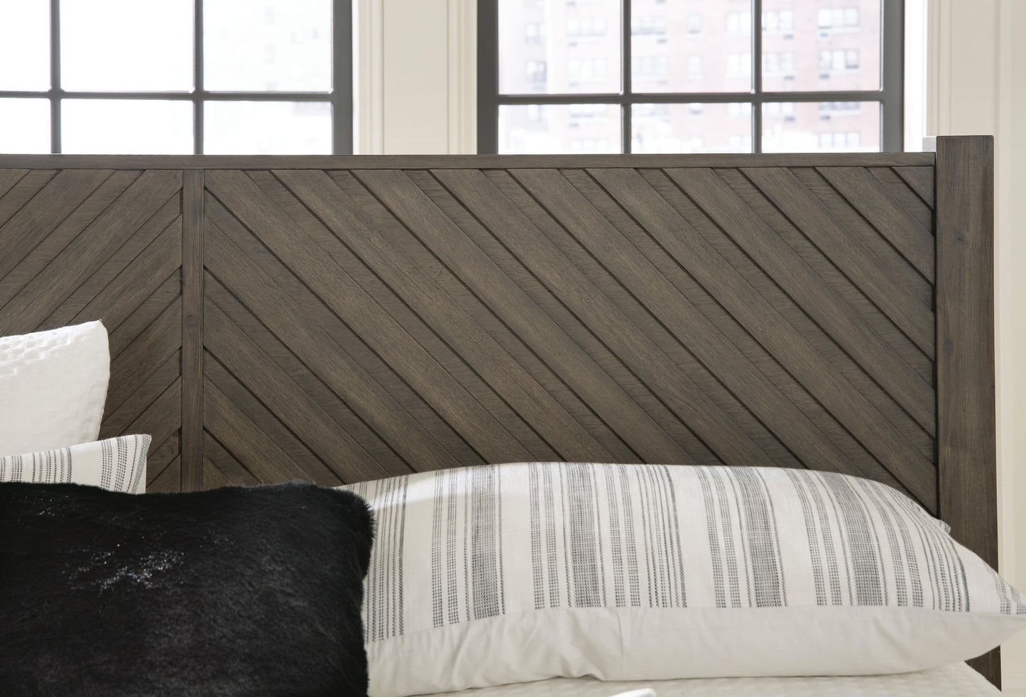 Cama Arkenton King con cabecero y tocador con espejo