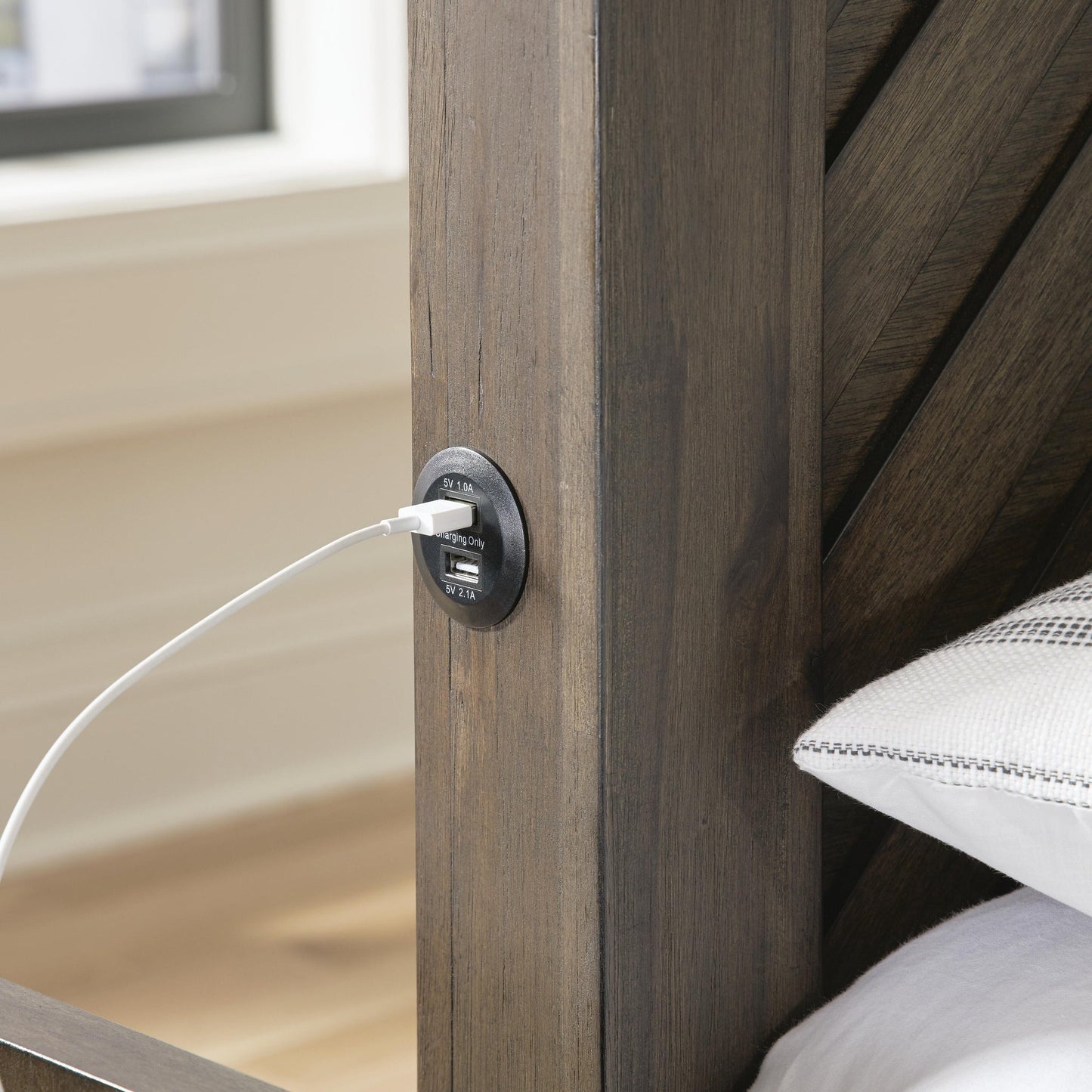 Cama Arkenton King con cabecero y tocador con espejo