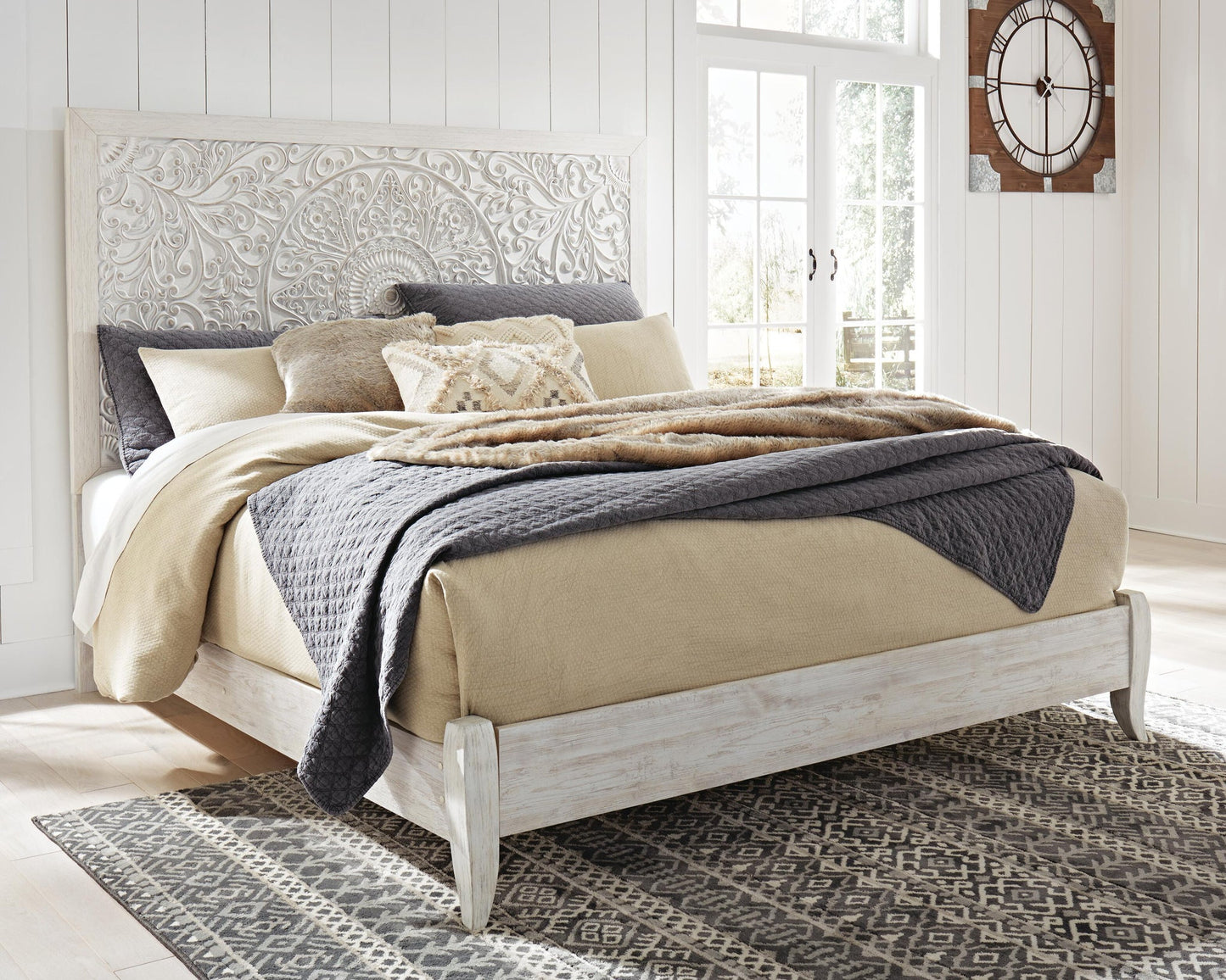 Cama Paxberry tamaño king con cabecero y tocador con espejo