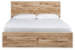 Cama Hyanna King con cabecero, tocador con espejo, cómoda y mesita de noche.