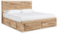 Cama Hyanna King con cabecero, tocador con espejo, cómoda y mesita de noche.
