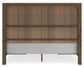 Cama Caballynn tamaño King con cabecero y almacenaje, tocador con espejo, cómoda y mesita de noche.