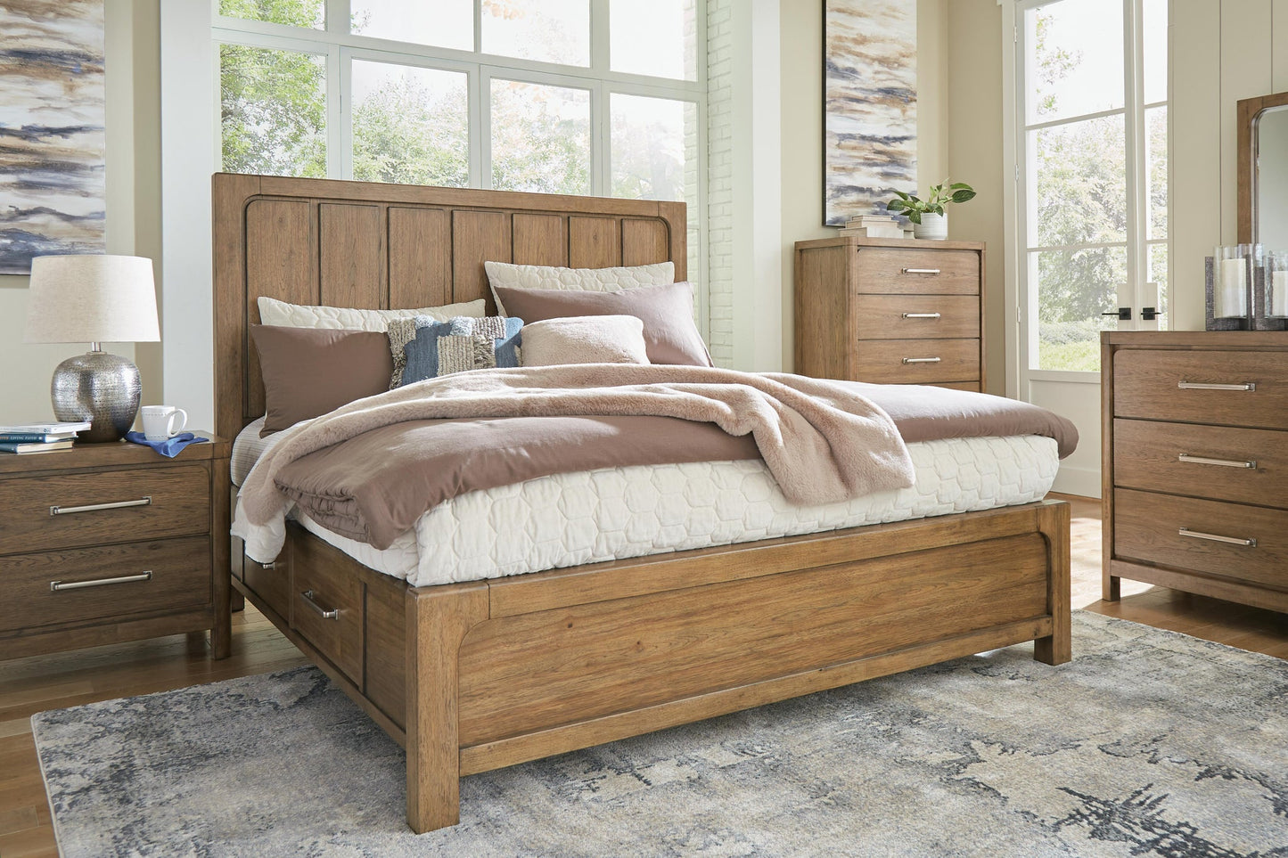 Cama Caballynn tamaño King con cabecero y almacenaje, tocador con espejo, cómoda y mesita de noche.