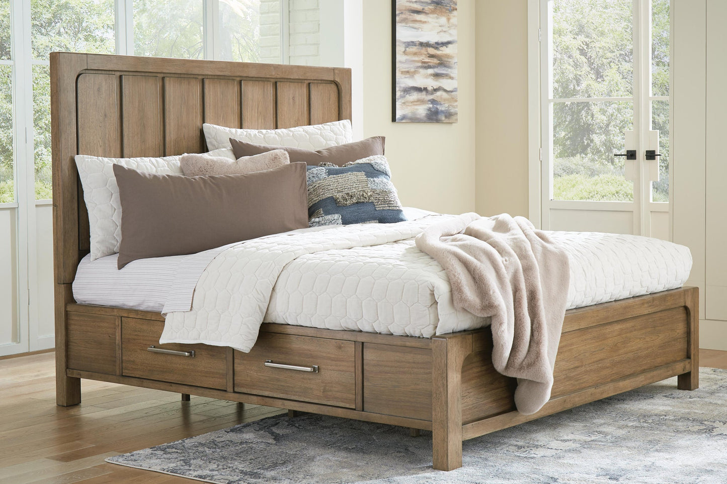 Cama Caballynn tamaño King con cabecero y almacenaje, tocador con espejo, cómoda y mesita de noche.