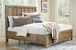 Cama Caballynn tamaño King con cabecero y almacenaje, tocador con espejo, cómoda y mesita de noche.