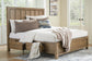 Cama Caballynn tamaño King con cabecero y almacenaje, tocador con espejo, cómoda y mesita de noche.