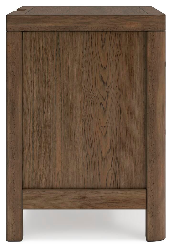 Cama Caballynn tamaño King con cabecero y almacenaje, tocador con espejo, cómoda y mesita de noche.