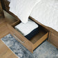 Cama Caballynn tamaño King con cabecero y almacenaje, tocador con espejo, cómoda y mesita de noche.