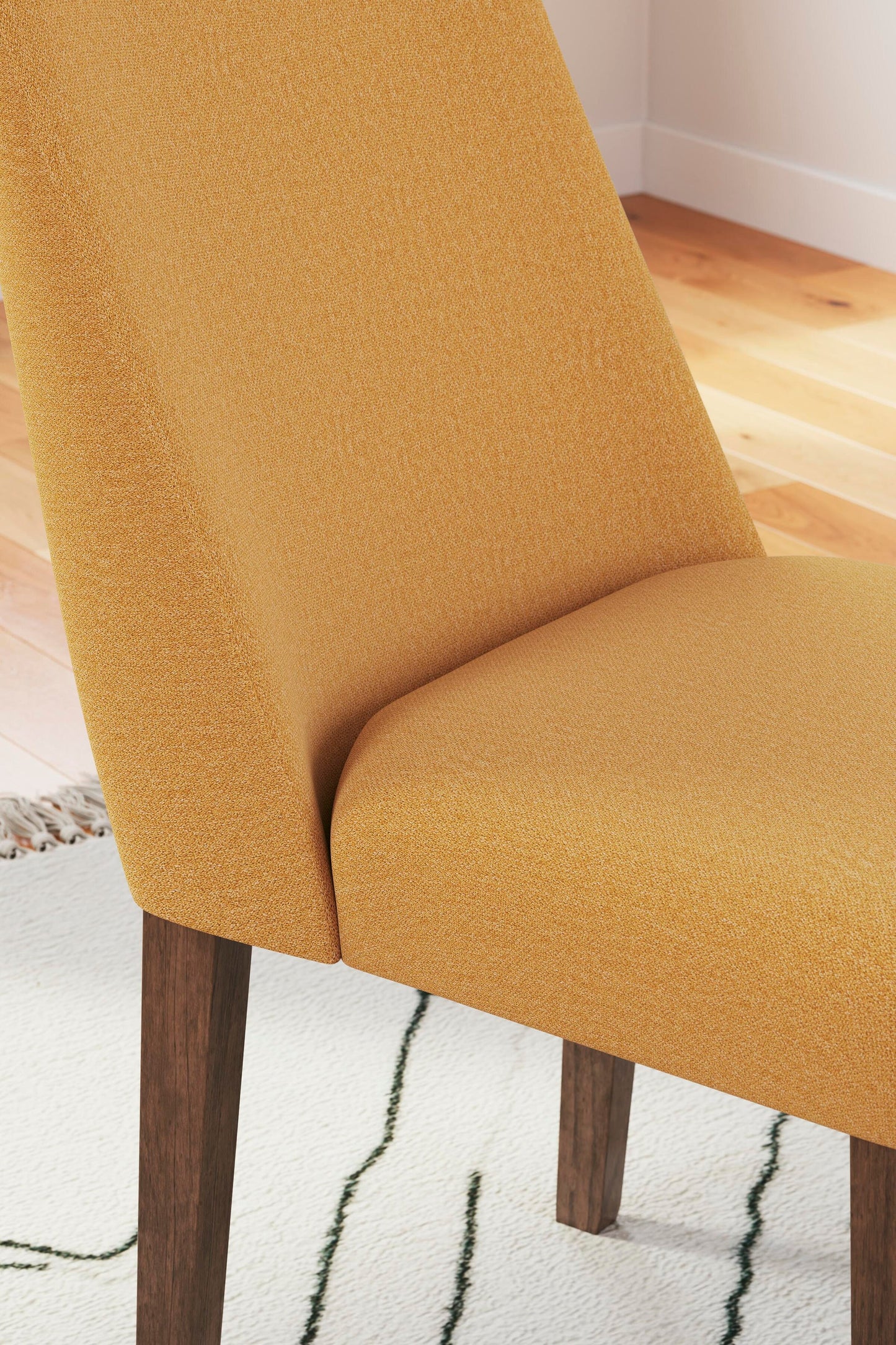 Mesa de comedor Lyncott y 4 sillas
