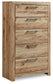 Cama Hyanna King con cabecero, tocador con espejo, cómoda y mesita de noche.
