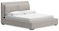 Cama tapizada Cabalynn tamaño California King con tocador y mesita de noche con espejo