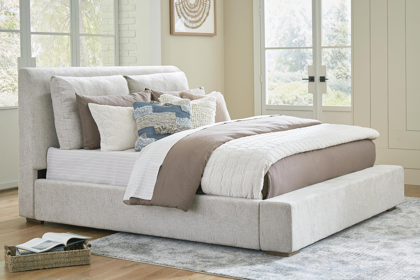 Cama tapizada Cabalynn tamaño California King con tocador y mesita de noche con espejo