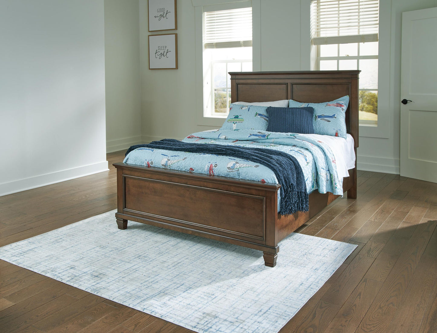 Cama Danabrin de tamaño completo con tocador con espejo, cómoda y mesita de noche
