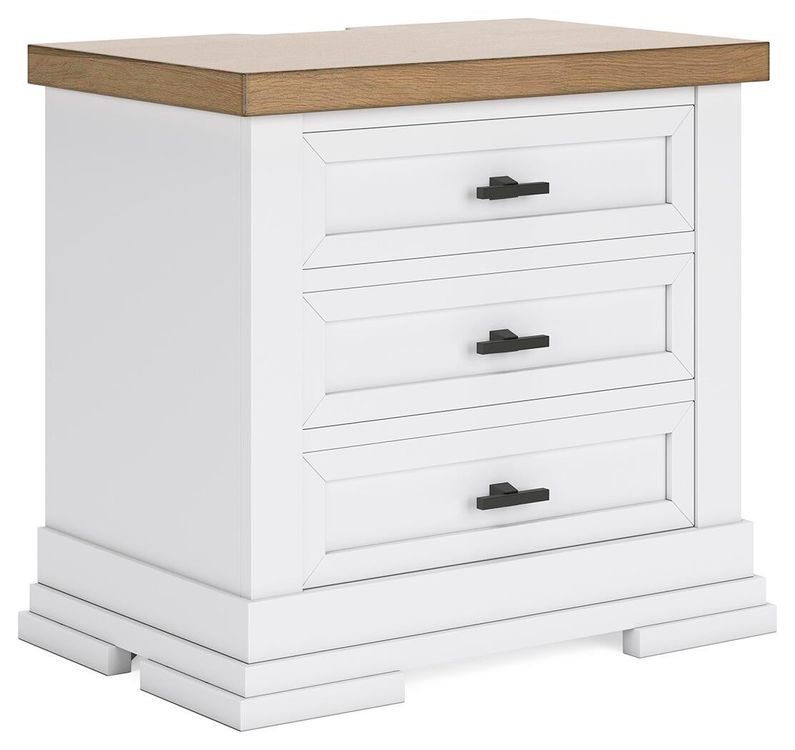 Cama Ashbryn King con cabecero, tocador con espejo, cómoda y mesita de noche.