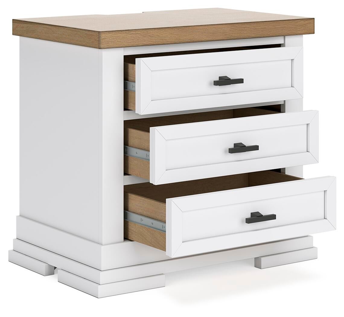 Cama Ashbryn King con cabecero, tocador con espejo, cómoda y mesita de noche.