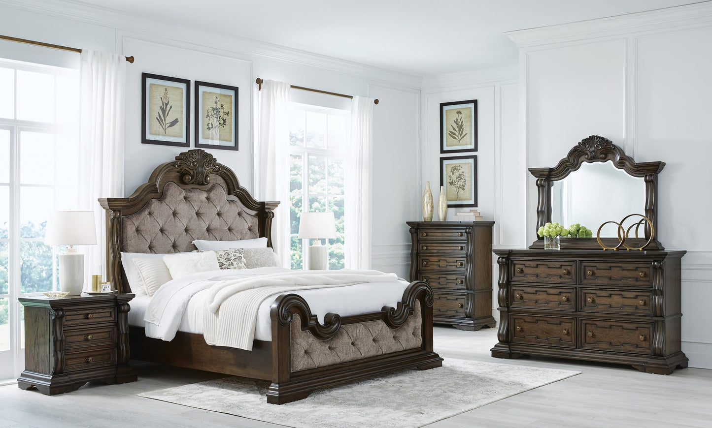 Cama tapizada Maylee tamaño California King con tocador con espejo y mesita de noche
