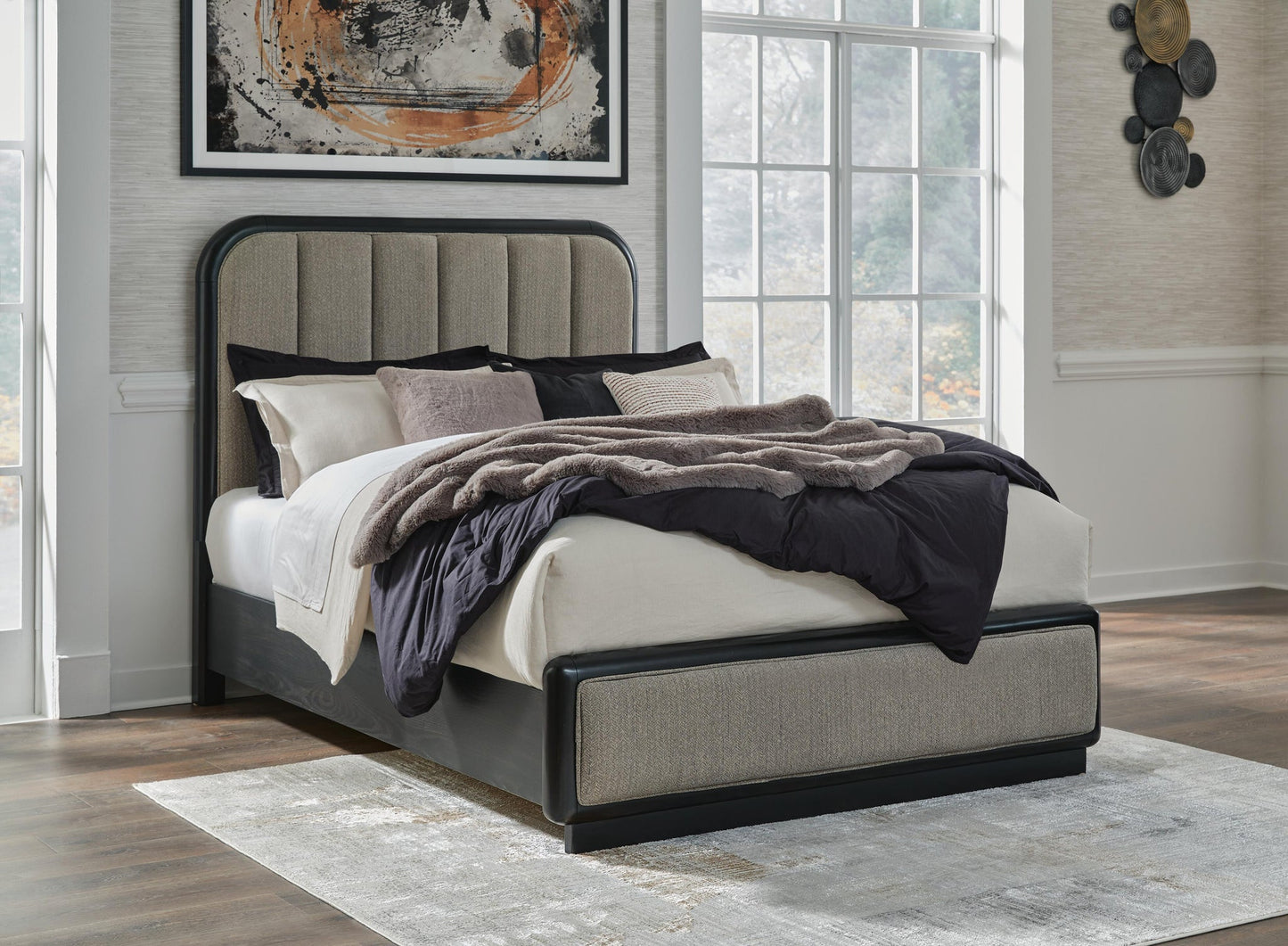 Cama tapizada Rowanbeck tamaño Queen con tocador con espejo