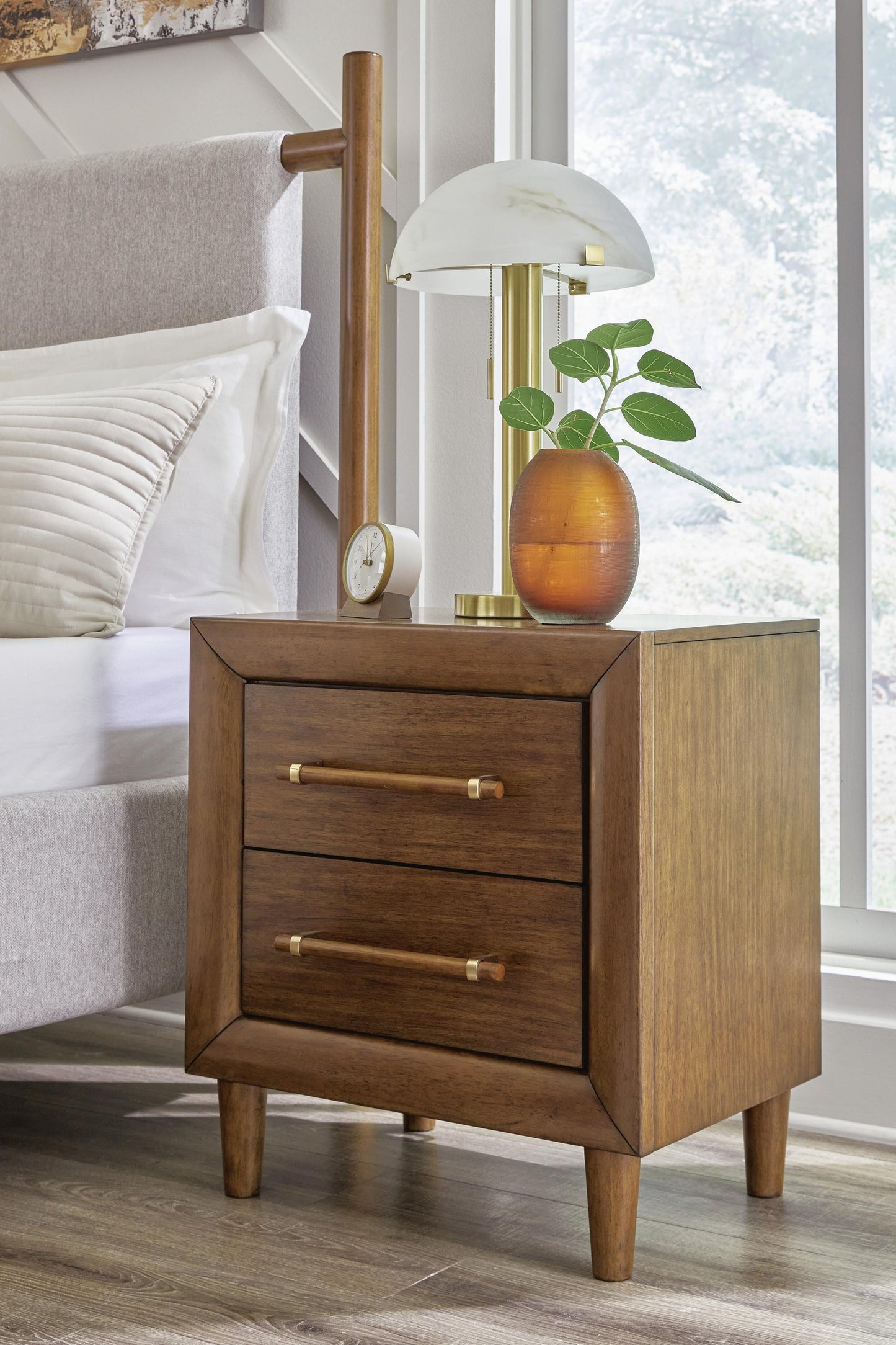 Cama tapizada Lyncott tamaño King con tocador con espejo, cómoda y mesita de noche