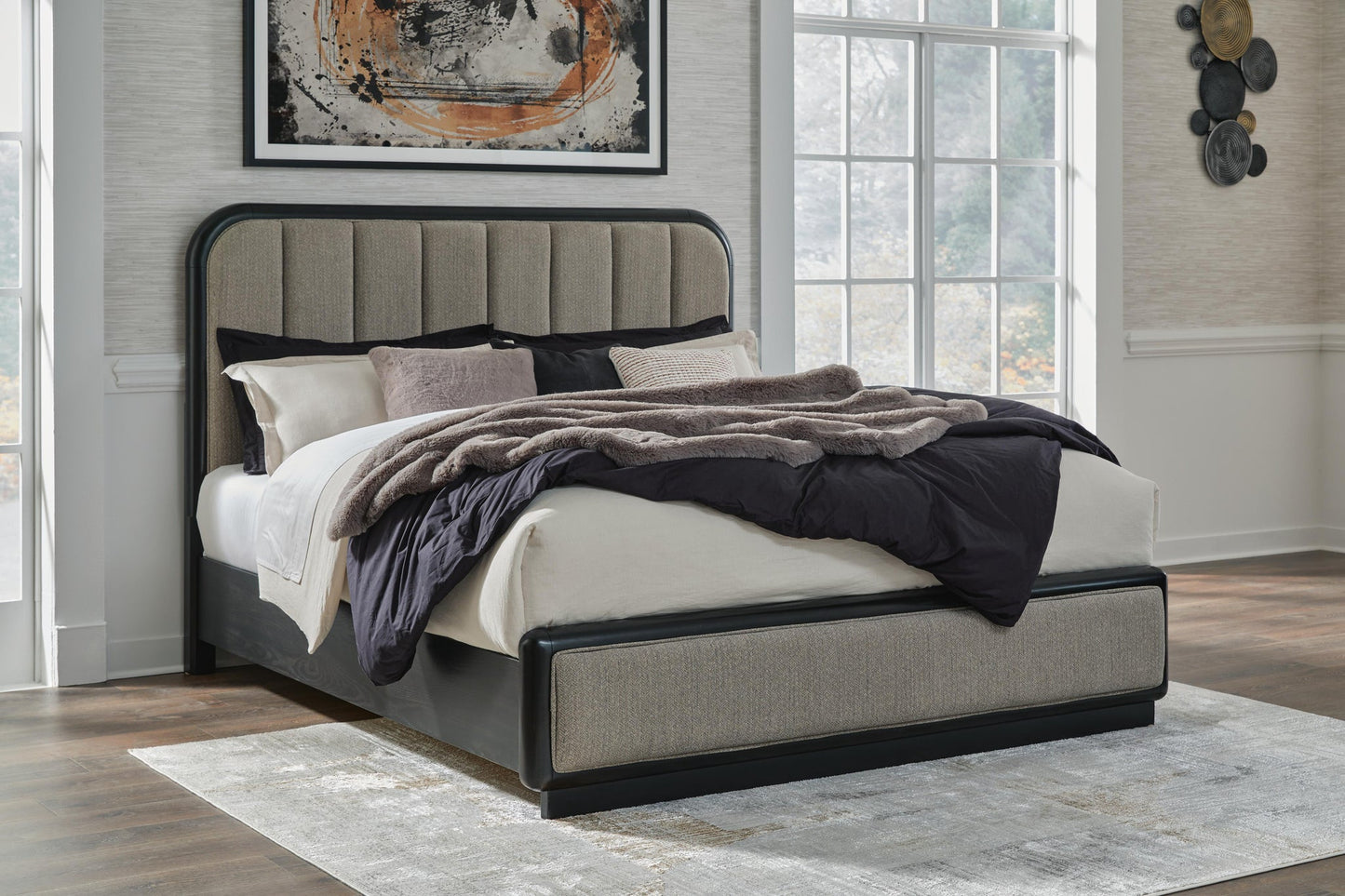 Cama tapizada Rowanbeck tamaño California King con tocador con espejo