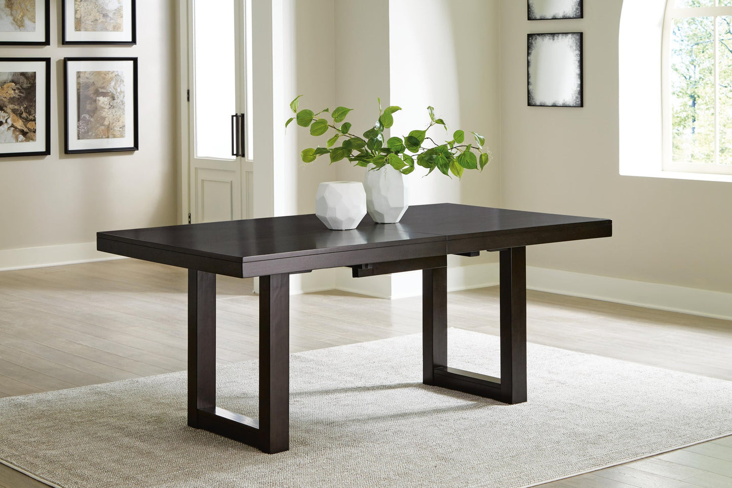 Mesa de comedor Neymorton y 8 sillas