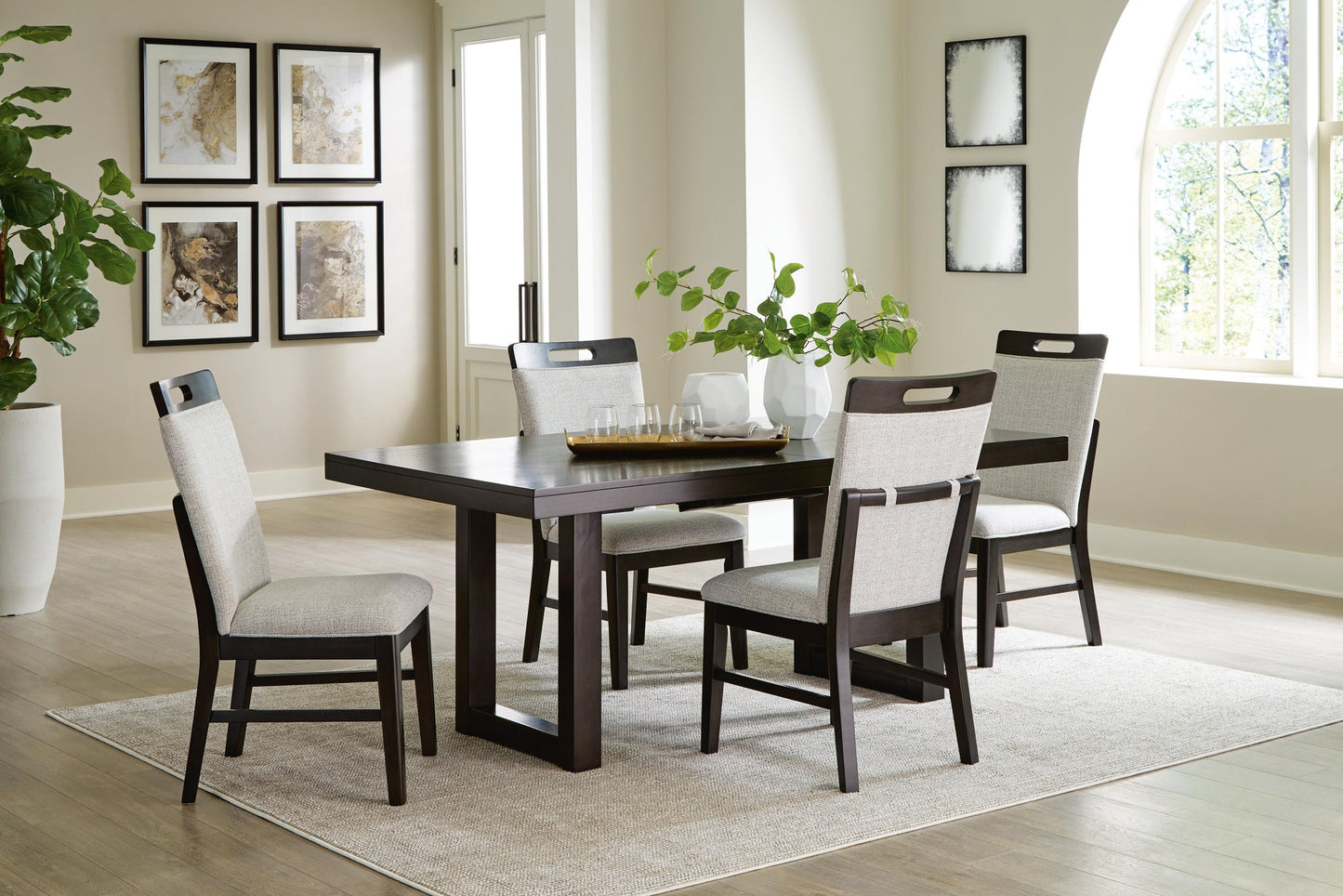 Mesa de comedor Neymorton y 4 sillas