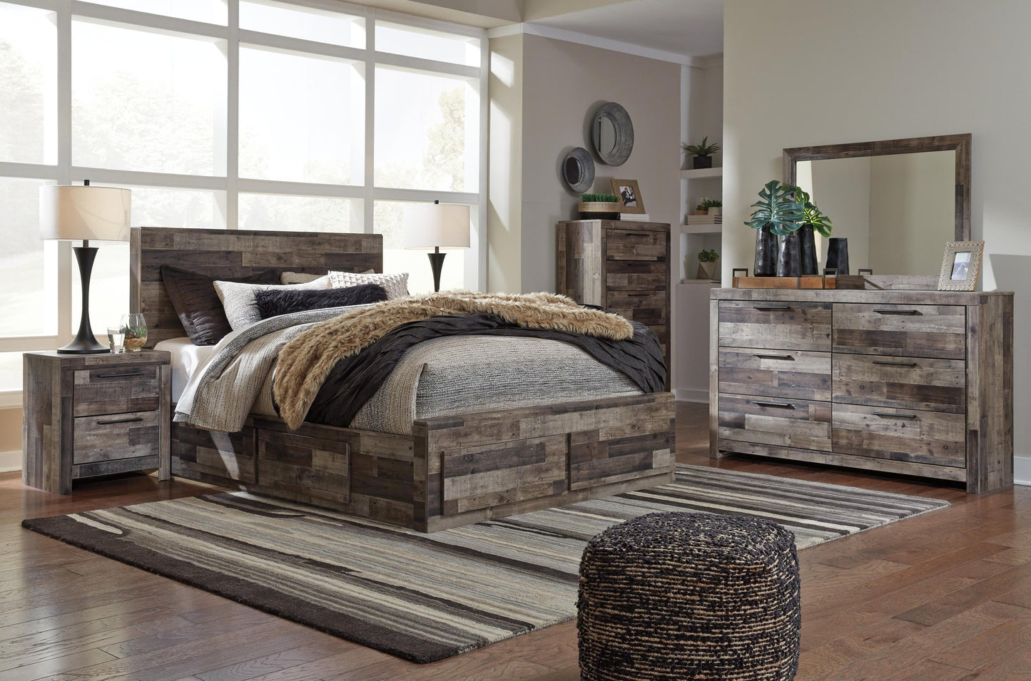 Cama Derekson tamaño Queen con cabecero y 6 cajones, tocador con espejo, cómoda y mesita de noche.
