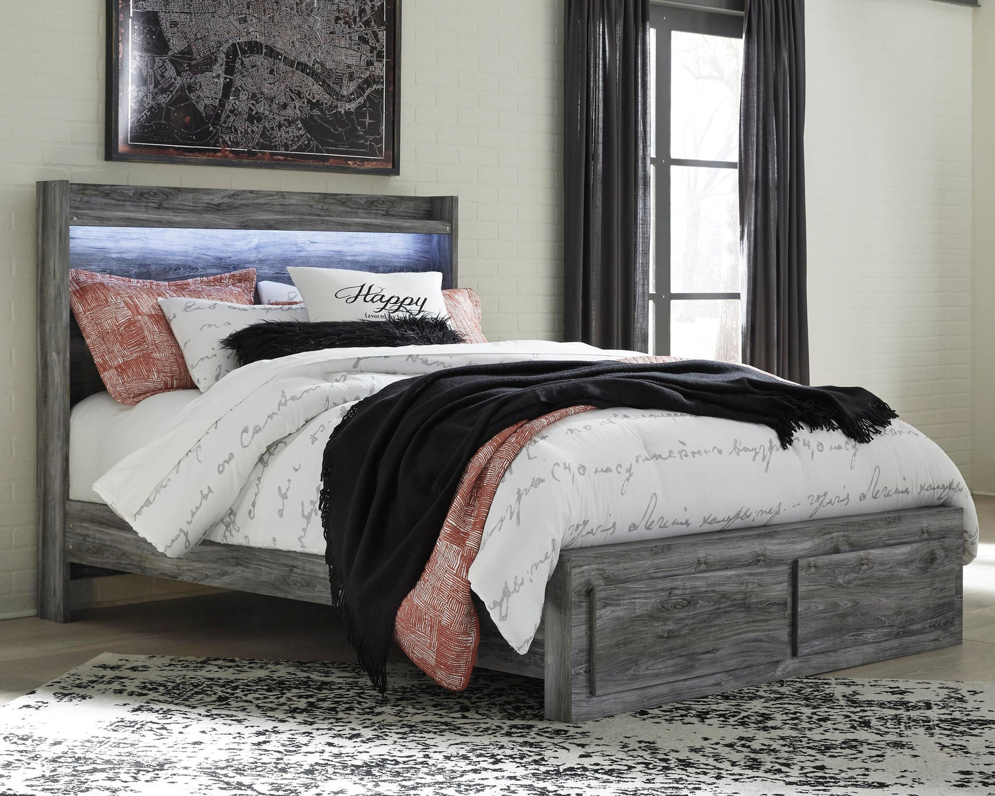 Cama Baystorm tamaño Queen con dos cajones, tocador con espejo y mesita de noche.