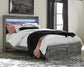 Cama Baystorm tamaño Queen con dos cajones, tocador con espejo y mesita de noche.